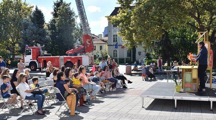 Майки доведоха децата си на представление по случай Седмицата на пожарната безопасност в Пловдив.