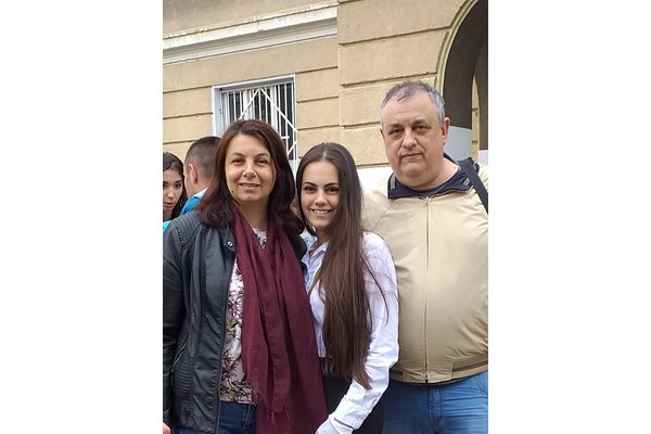 Лили Манова, Карло Луканов и тяхната дъщеря Мария, която е студентка втори курс по право в СУ.