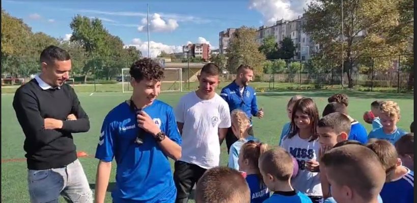 Звездата на „Левски“ Георги Миланов (вляво) наблюдава тренировката, която провежда младия играч и треньор в детската школа на „Академик-Свищов“ - Виктор (пред него)