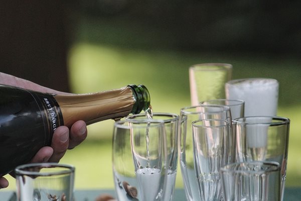 Традиционни, а не шампанизирани вина препоръчват специалистите за празниците.
