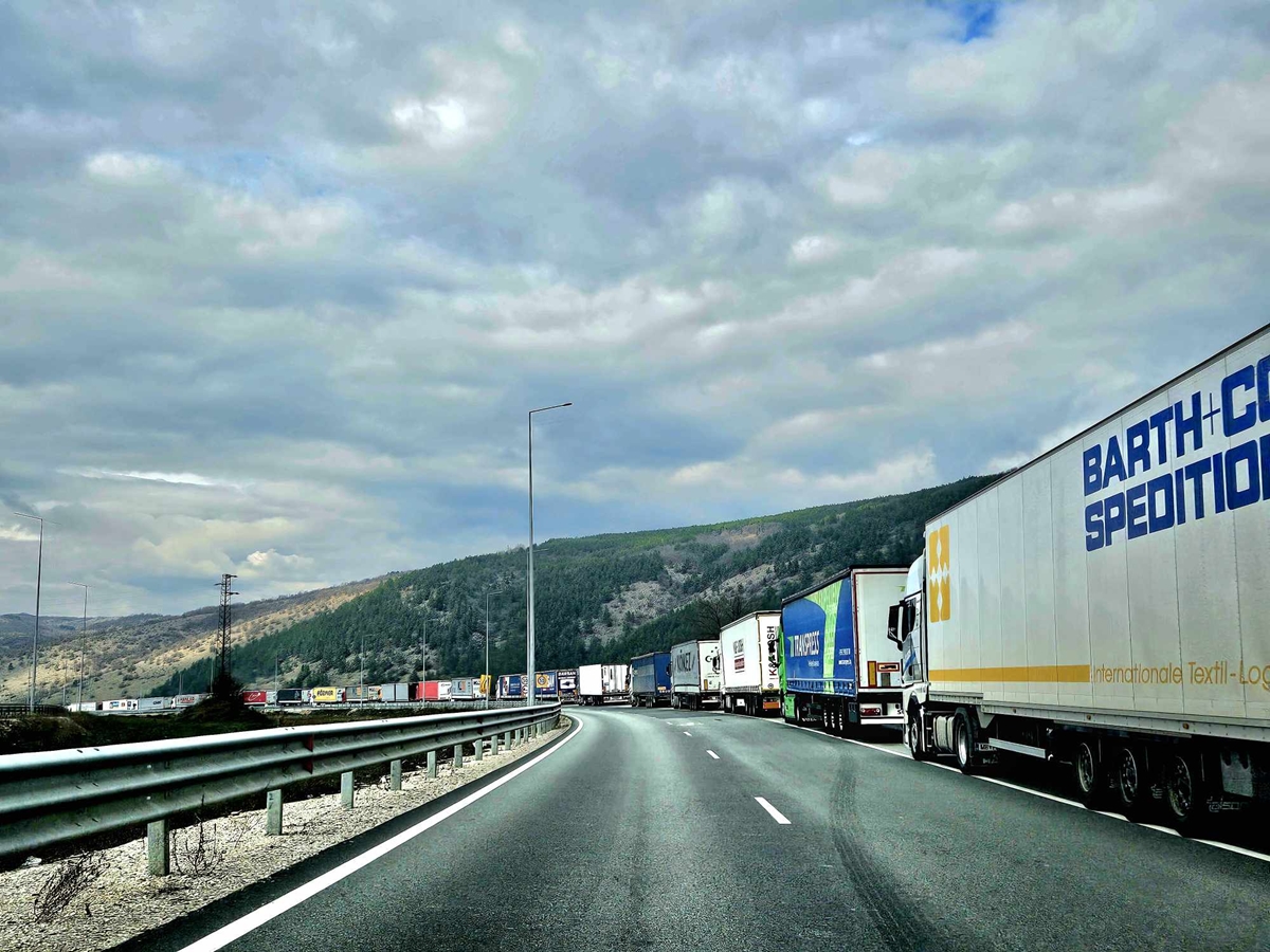 Интензивен трафик на някои гранични пунктове с Румъния и Турция на изход за товарни автомобили