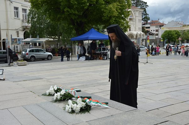 Неврокопският митрополит Серафим сведе глава пред паметника на Гоце.
