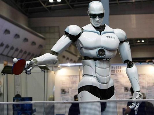 Хуманоидът Торио играе тенис на маса на последното изложение на роботи в Токио.

