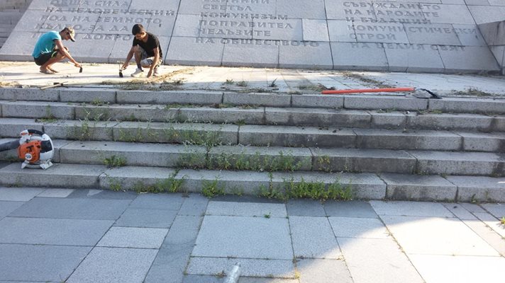 От фирмата изпълнител снимали как работниците им пренареждат и почистват стълбите към паметника.