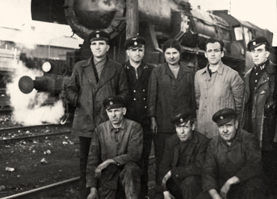 Василка Владимирова с колегите си от локомотивното депо в Стара Загора. Снимката е от 6 септември 1954 г.