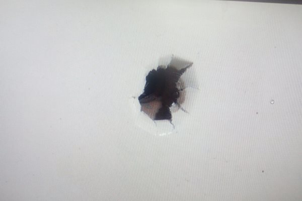 Това е дупката, оставена от куршума, изстрелян от Вутов.

СНИМКА: ДИМИТЪР МАРТИНОВ