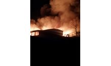 5 пожарни гасят голям пожар във ферма край Велико Търново