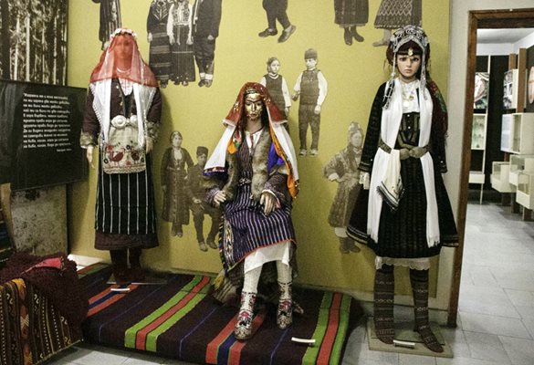 Християнска, мюсюлманска и армънска булка (от ляво на дясно) / Снимки: Таня Калинова