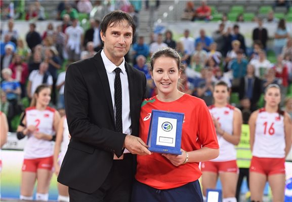 Жана Тодорова получава наградата си за най-добро либеро при поредното си силно участие с фланелката на националния отбор.