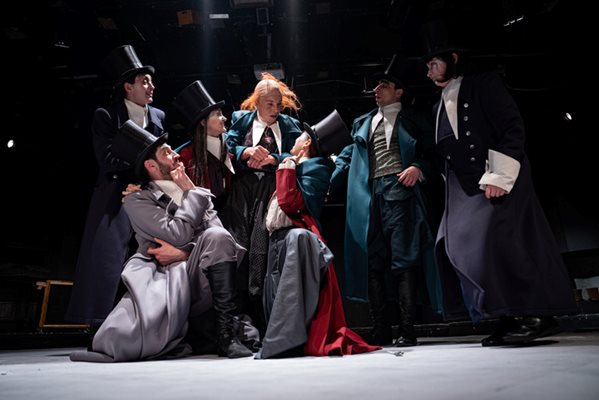 Актьорите в сцена от представлението "Разходка с Гогол" в Народния театър.