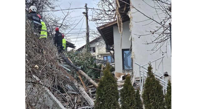 Десетки метри около мястото има разпиляни стъкла, дограми и други вещи СНИМКА: Георги Палейков