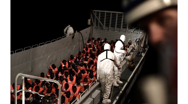 Въпреки че властите в различни страни отказваха да приемат  кораба "Водолей", мигрантите бяха обезпаразитявани.  СНИМКА: РОЙТЕРС