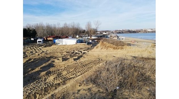Това остана от защитените дюни на "Смокиня" след булдозера, пуснат по поръчка на собственика на каравана на плажа Иван Нончев.
