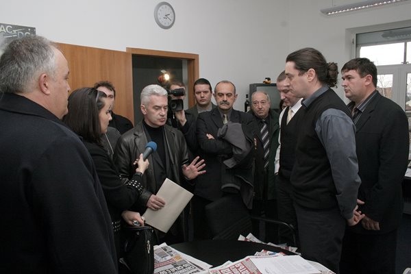 Волен Сидеров разговаря с Николай Пенчев (с ръце на кръста) в кабинета му в Полиграфическия комбинат.