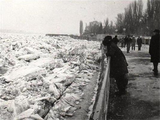 Заради суровия континентален климат понякога и Дунав замръзва, както се случва край Силистра през 1985 г. 
СНИМКА: PARALEL44.COM
