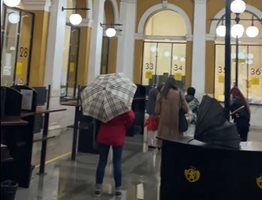 Бурята в София: Протекоха покривите на Народния театър и Централна поща