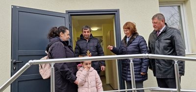 Настаниха новодомци в 10 социални жилища в Казанлък