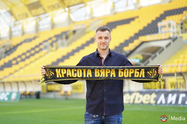 Станислав Генчев позира с шал на "Ботев" на новия стадион. Снимка: сайт на "Ботев"