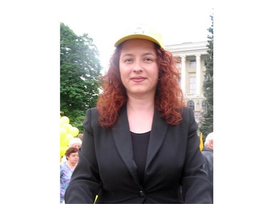 Николина Карабелова е работила като журналист, сега е управител на фирма. На изборите в Габрово се явява като кандидатката на НДСВ. 

