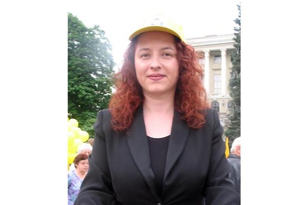 Николина Карабелова е работила като журналист, сега е управител на фирма. На изборите в Габрово се явява като кандидатката на НДСВ. 

