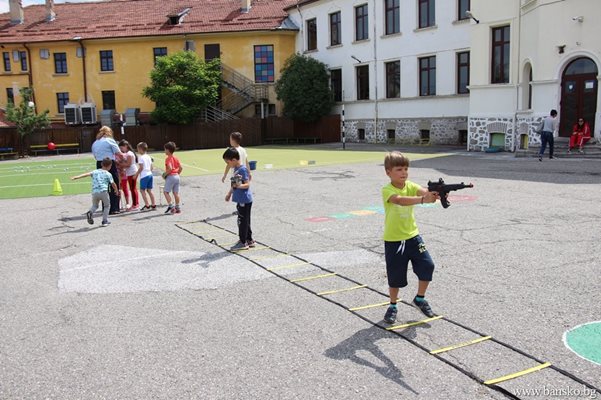 Малчугани от детските градини в Банско се включиха в занимателни игри, организирани от общината и Районното управление. СНИМКИ: ОБЩИНА БАНСКО