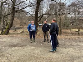 Тодор Мечкарев (вляво) е намерил трупа на сина