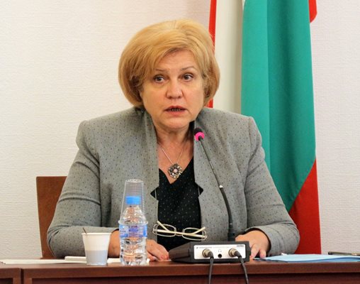 Председателят на бюджетната комисия в парламента Менда Стоянова твърди, че не иска да е повече депутат, но пловдивските активисти пак я номинират.