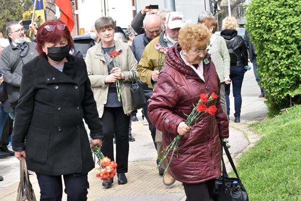 Пловдивчани почетоха 12 април с венци и цветя пред барелефа на Юрий Гагарин.