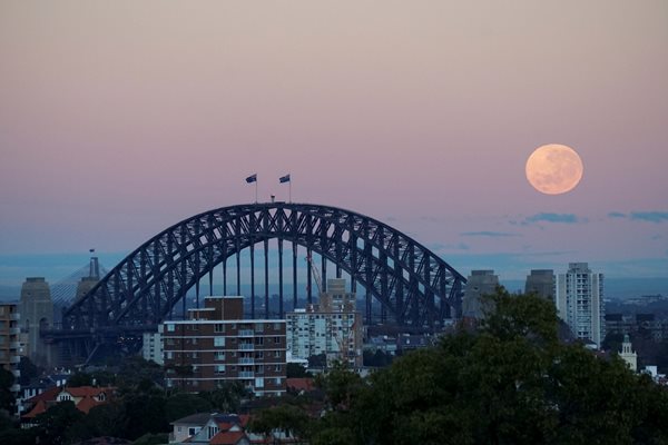 Ягодовата луна видяна от Австралия