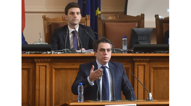 Вицепремиерът Асен Василев на парламентарната трибуна
