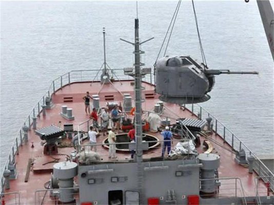 Монтаж на военното оборудване на десантния кораб по проект RO2, шифър Salamander. Според експерти той също е произведен във Варна.
