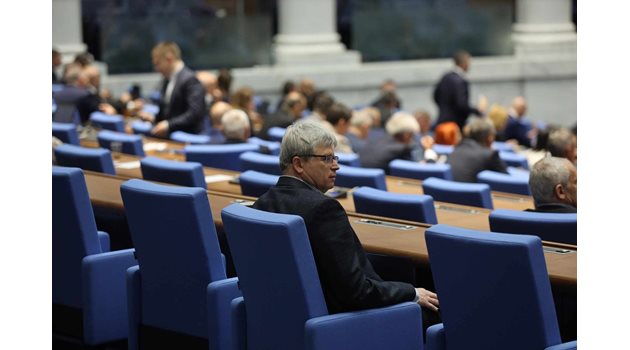 Станимир Михайлов пристигна в парламента, за да присъства на дебата по отстраняването си от поста управител на НЗОК