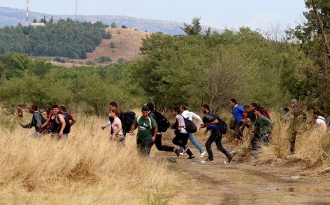 Схемата на бившите ченгета е една от първите за трафик на бежанци през границата