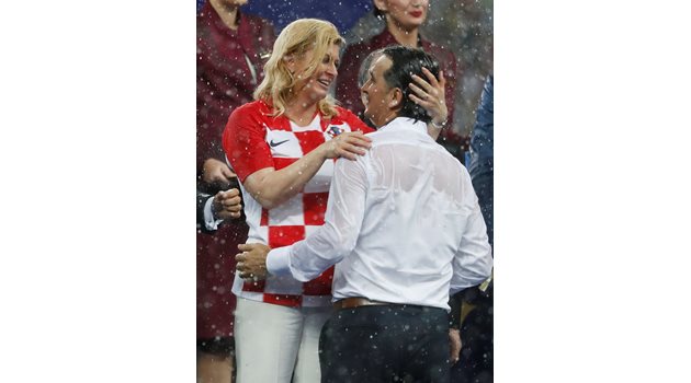 Хърватската президентка Колинда Грабар-Китарович прегръща треньора Златко Далич след финала.