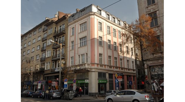 Сградата, която Партията на българските жени купи, но впоследствие бе продадена на търг заради неплатени задължения.