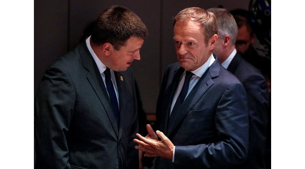 Доналд Туск и естонският премиер Юри Ратас разговарят в Брюксел.