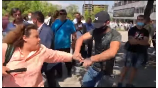 Стопкадър от видео, заснето от Генка Шикерова, на което се вижда как агресивен младеж взема телефона на журналистката Полина Паунова. 