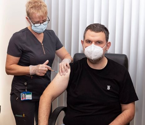 Делян Пеевски се ваксинира с трета бустерна доза с ваксина срещу корона вирус.