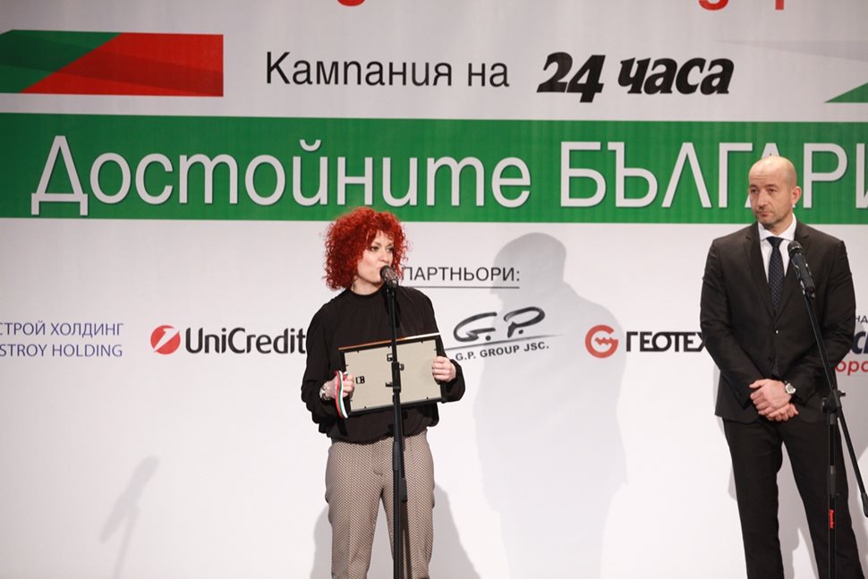 Калин Пешов, член на надзорния съвет и генерален мениджър на Главболгарстрой Холдинг АД награди Люси Дяковска.