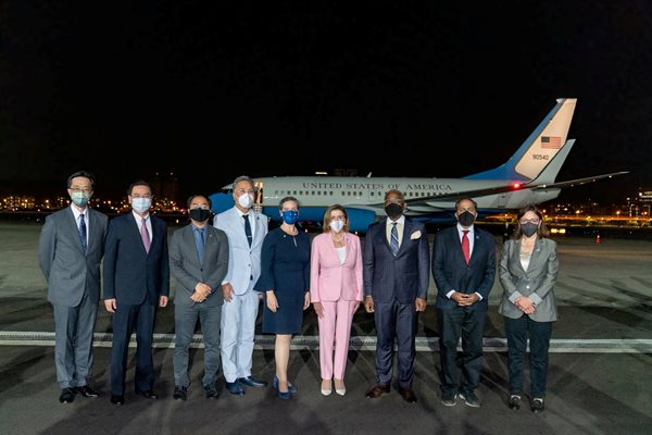 Външният министър на Тайван Джоузеф Ву позира с председателката на Камарата на представителите на САЩ Нанси Пелоси и други членове на делегацията на летище Тайпе Сонгшан на 2 август 2022 г.
СНИМКА: РОЙТЕРС