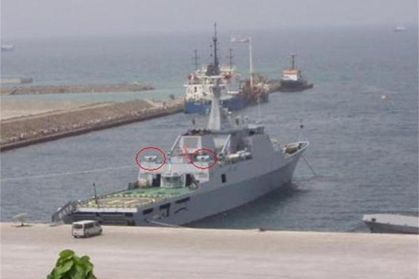 Корабът "Бата" в пристанището на столицата Малабо. В двете кръгчета са украинските бойни модули, въоръжени с 30-мм оръдия.