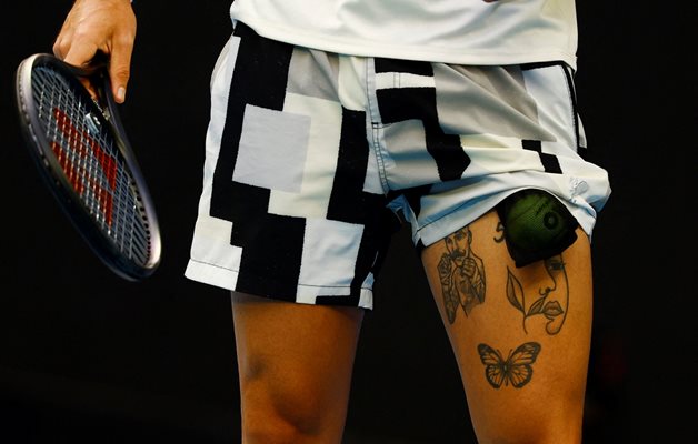 Татуировки красят лявото бедро на Танаси Кокинакис.