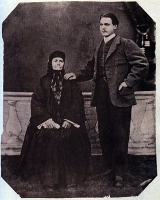Майката на Васил Левски с внука си Начо Андреев