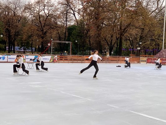 С шоу отвори ледената пързалка в Пловдив.