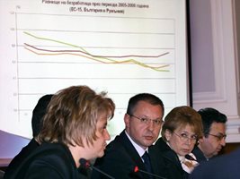 Премиерът Сергей Станишев и социалният министър Емилия Масларова слушат предупреждението на статистиката за очакван ръст на безработните у нас.