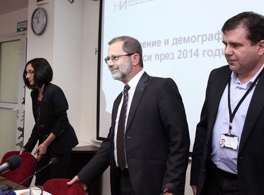 Председателят на НСИ Сергей Цветарски (в средата) огласи тревожните резултати от проучването на демографията.