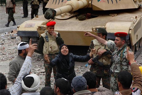 Египтянка разпалено разговаря с демонстранти и войници на площад “Тахрир” в Кайро.
СНИМКИ: РОЙТЕРС
