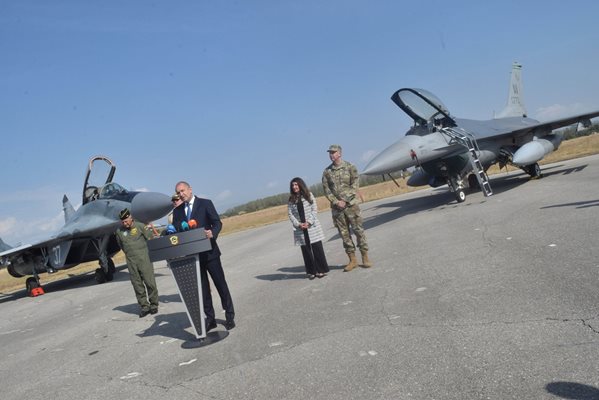 Румен Радев и Херо Мустафа дадоха брифинг на фона на МиГ-29 и F-16.