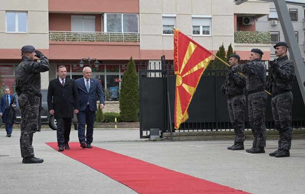 При посещението си в Скопие вътрешният министър Иван Демерджиев сезира македонския си колега Оливер Спасовски за заплахите, които Християн Пендиков получава в болницата.
СНИМКА: МВР