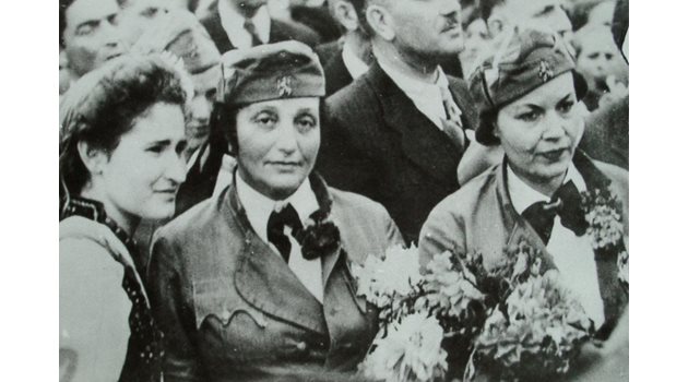 1945 г. Дора Габе и Елисавета Багряна (вдясно) преди заминаването им на фронта